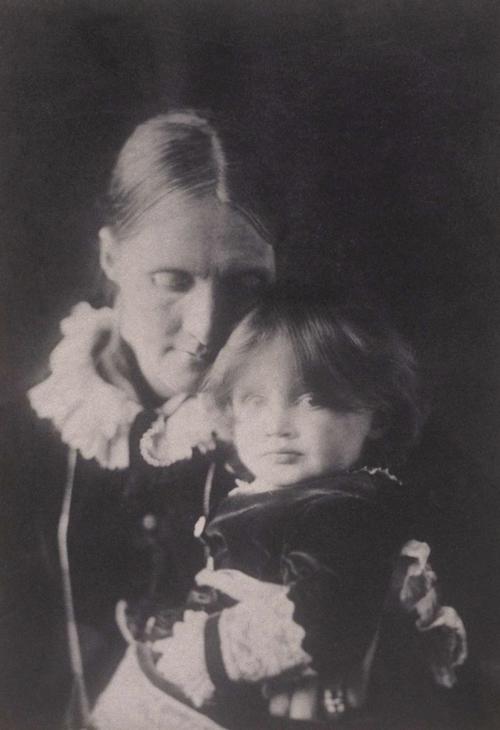 La peque&ntilde;a Virginia y su madre Julia Stephen. (Foto: Wikipedia) 