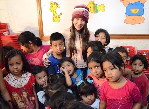 Karla Herrarte comparte junto a los chiquitos del proyecto "Pan de Vida", de Passion Asociación, ubicado en el asentamiento Manuel Colom Argueta, frente al relleno sanitario de la zona 3. (Foto: Selene Mejía/Soy502) 