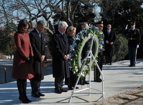 La pareja presidencial Barack y Michelle Obama, y la expresidencial Bill y Hillary Clinton, haciendo honores frente a la tumba de Kennedy en el cementerio de Arlington. 