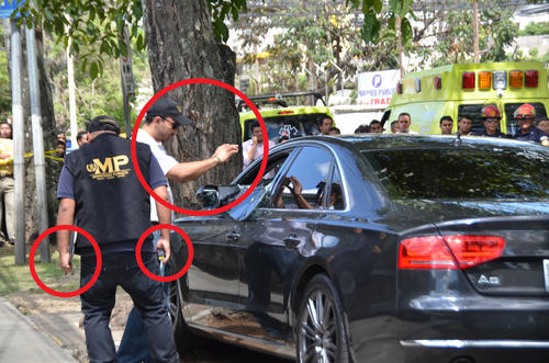 El hombre de blanco que fotografía el cuerpo del abogado Palomo, es un investigador cuya función es ubicar testigos. (Foto: Cortesía José Castro) 