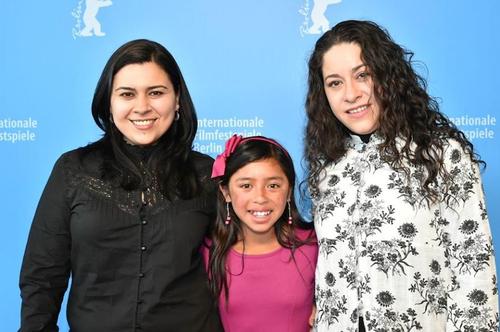 Ana V. Bojorquez, Gloria L&oacute;pez y Luc&iacute;a Carreras, directoras y protagonista de "La casa m&aacute;s grande del mundo", en la presentaci&oacute;n de la Berlinale. (Foto: Max Kullmann/Berlinale)