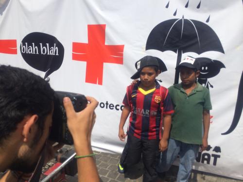 Los ni&ntilde;os de Pennat posaron para los medios antes de marchar a Casa Presidencial y Palacio Nacional. (Foto: Luis Barrios/Soy502)