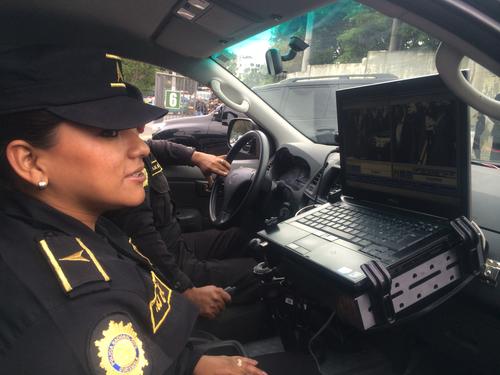 Agentes de la Polic&iacute;a Nacional Civil muestran el sistema de detecci&oacute;n de placas para buscar veh&iacute;culos robados. (Foto: Jes&uacute;s Alfonso/Soy502)