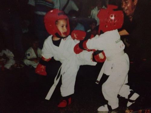 Postal del recuerdo. "Ely" desde muy peque&ntilde;a hac&iacute;a deporte, en la foto compitiendo en karate. (Archivo familiar de la familia Zamora Gordillo)