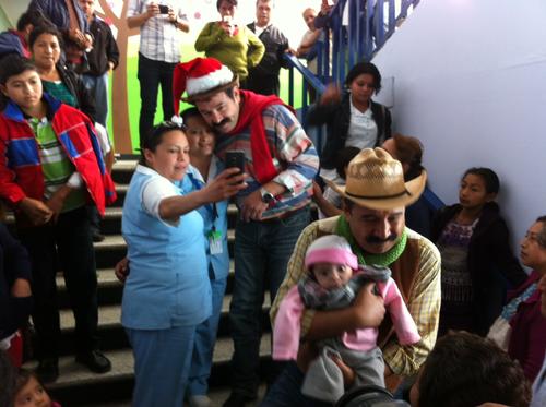 &ldquo;Nito&rdquo; y &ldquo;Neto&rdquo; llegaron junto a Santa Claus al Hospital San Juan de Dios. (Foto: Antonio Ordo&ntilde;ez/Soy502)