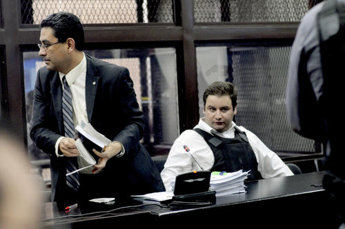 Desde que se bajó del avión que lo trajo de México, la expresión de Barreda ha sido reveladora. En su semblante hay confianza: el detenido sabe que goza de ventajas en un sistema apalancado por el tráfico de influencias. (Foto: Soy502/Esteban Biba).