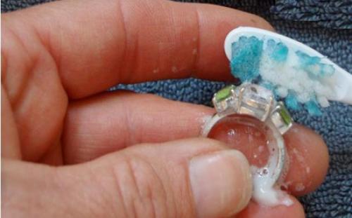 El agregar un cepillo de dientes puede mejorar la limpieza de la joyer&iacute;a. (Foto Mejor Con Salud)