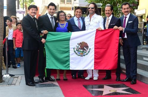 Acudieron a la ceremonia el cantante mexicano Marco Antonio Sol&iacute;s y los familiares de los integrantes de la banda, que llegaron en dos autobuses repletos. (Foto: AFP)