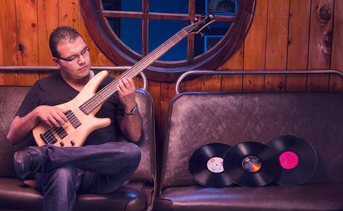 Luis Valle tiene m&aacute;s de 13 a&ntilde;os de dedicarse haber adoptado al bajo el&eacute;ctrico como su instrumento predilecto