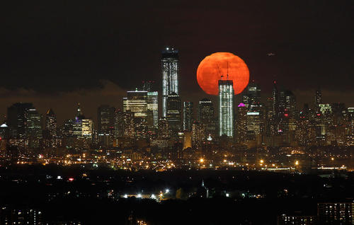 Esta es una de las tantas fotos que circulan en internet donde se muestra una imagen retocada y exagerada de la superluna. 