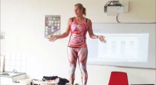 La maestra llevaba debajo un disfraz del cuerpo humano.