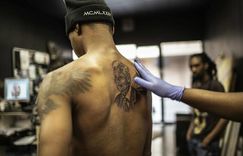 Venerado en vida como un santo, el presidente Nelson Mandela ha entrado, un a&ntilde;o despu&eacute;s de su muerte, en el pante&oacute;n de los motivos m&aacute;s solicitados en los salones de tatuajes de Sud&aacute;frica, junto con Jes&uacute;s y Marilyn Monroe. (Foto: AFP)