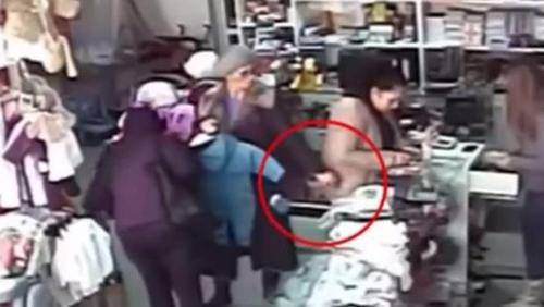 Una se&ntilde;ora de la tercera edad sorprende por su t&eacute;cnica para robar en una tienda. 