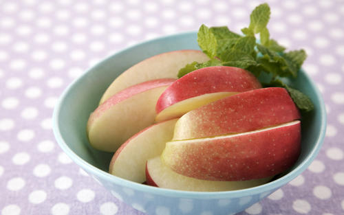Los expertos de la salud recomiendan al menos una porci&oacute;n de 149 gramos al d&iacute;a de manzana. (Foto ForWallPaper)
