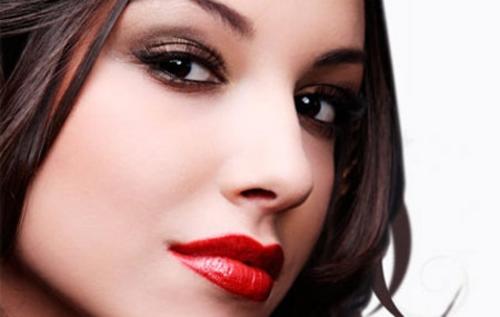 Si usas un maquillaje discreto en los ojos, puedes repartir besos navide&ntilde;os con los labios al rojo vivo. (Foto: portalbelleza.com.ar)