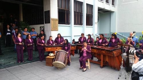 Al comp&aacute;s de las notas de hormigo, la Marimba Femenina de Concierto mostr&oacute; el porqu&eacute; del reconocimiento al artista nacional. (Foto: Ballet Moderno y Folkl&oacute;rico de Guatemala) 