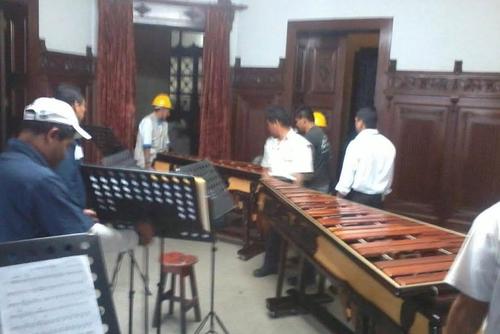 La marimba es retirada del sal&oacute;n en el que se encontraba dentro del Palacio Nacional de la Cultura. (Foto: Marimba de Conciertos del Palacio Nacional de la Cultura) 