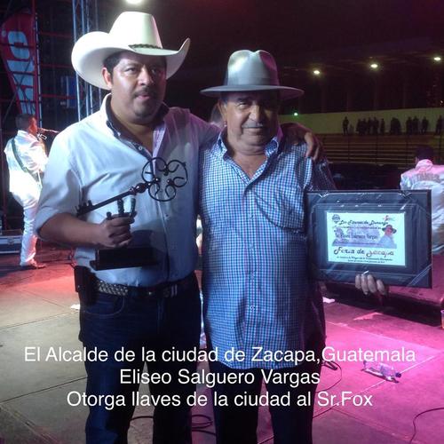 El alcalde de Zacapa, Eliseo Salguero Vargas, le entrega las llaves de la ciudad al pol&iacute;tico mexicano "Mario Fox". (Foto: Facebook)