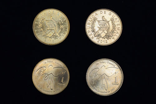 Las monedas de la izquierda son las nuevas que entraron en circulaci&oacute;n este lunes, mientras que las de la derecha son las que actuales. A simple vista no se percibe ninguna diferencia, &uacute;nicamente son diferentes en grosor y peso. (Foto: Banguat)