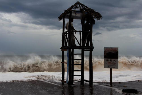 Fuerte oleaje se observa en Mazatl&aacute;n, M&eacute;xico. (Foto: EFE)