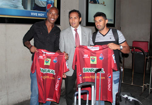 Los costarricenses Jhonny Woodly y Carlos Hern&aacute;ndez son los nuevos refuerzos rojos. (Foto: Prensa Municipal)