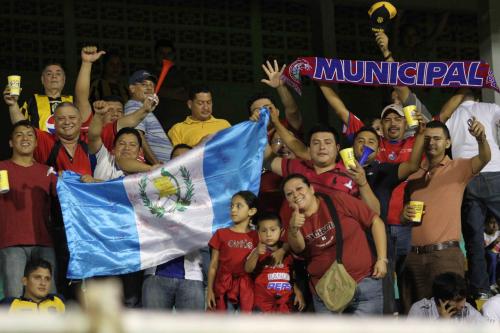 Los aficoandos guatemaltecos apoyaron a Municipal en el estadio Moraz&aacute;n, de San Pedro Sula, Honduras. (Foto: Rojo.com)