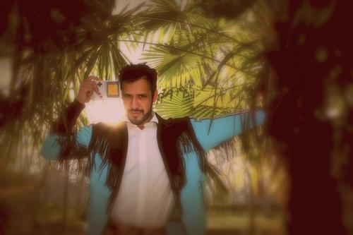 Rigo Pex (MENEO) se caracteriza por su forma de vestir. (Foto: MENEO oficial) 