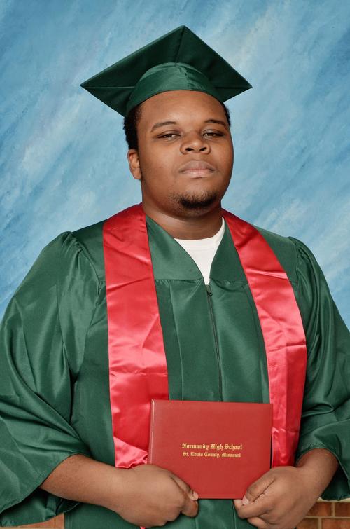 Michael Brown en una foto de su graduaci&oacute;n de Secundaria, en EE.UU. (Foto:nbcnews.com)