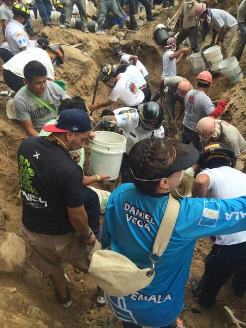 Cientos de manos trabajamos en equipo. No nos conocíamos, pero nuestra causa era la misma. (Foto: Mike Girón)