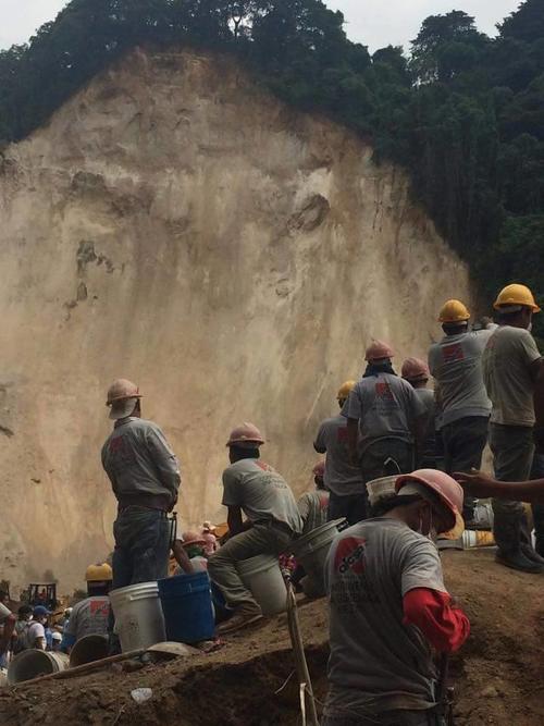 El cerro que cayó sobre El Cambray.  (Foto: Mike Girón)