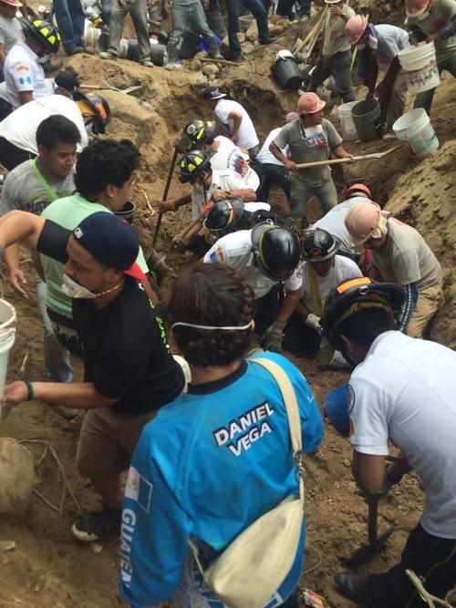 Cada cubeta que salía llena, era la esperanza de poder llevar consuelo a una familia de El Cambray. (Foto: Mike Girón)