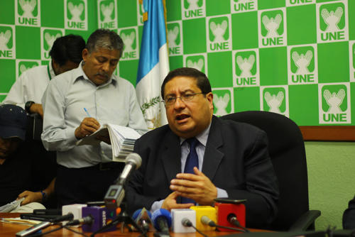 Dorval Carías, ministro de Finanzas, detalló en la bancada de la UNE que propondrá que la CICIG investigue a todo el personal de la SAT. (Foto: Alexis Batres/Soy502)