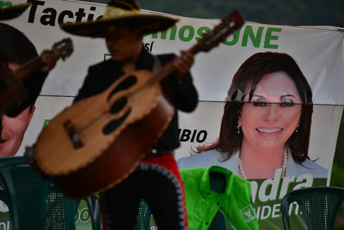 Un mariachi ameniz&oacute; la espera de Sandra Torres, que lleg&oacute; m&aacute;s de dos horas tarde al lugar. (Foto: Wilder L&oacute;pez/Soy502)