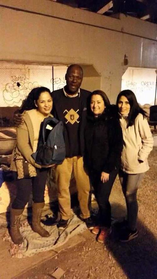 La guatemalteca entrega las mochilas a los desamparados con la ayuda de varios voluntarios. (Foto: Rosie Chac&oacute;n/FB) 