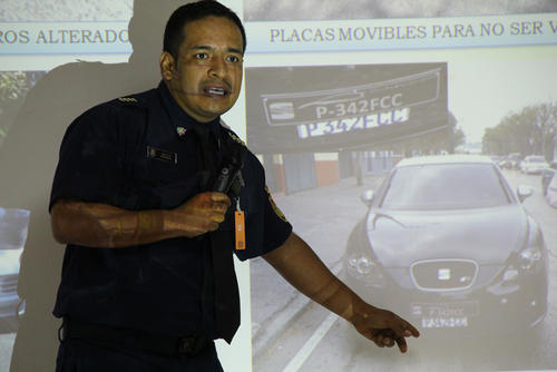 Am&iacute;lcar Montejo, intendente de la PMT, explic&oacute; que muchos veh&iacute;culos ocultan sus matr&iacute;culas para no ser multados. (Foto: Alexis Batres/Soy502)