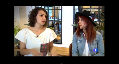 La guatemalteca Gaby Moreno comparti&oacute; escenario y entrevista para "Flash Moda" de TVE (Televisi&oacute;n Espa&ntilde;ola) con la espa&ntilde;ola Virginia Labuat. (Foto: YouTube) 