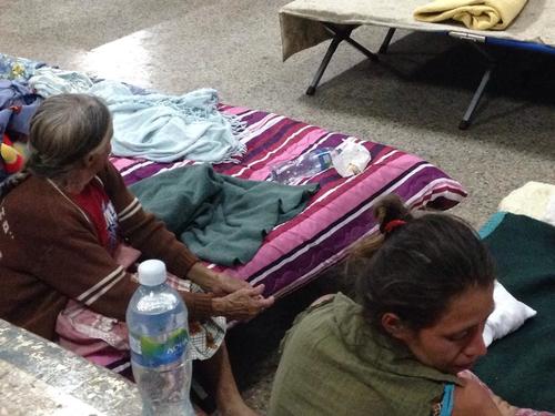 La mayor&iacute;a de presentes en el albergue son mujeres ya que los hombres padres de familia apoyan las labores de rescate.  (Foto: Fredy Hern&aacute;ndez/Soy502) 
