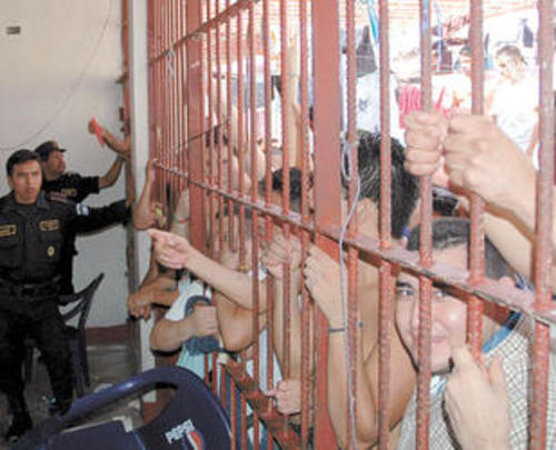 Existen 22 centros carcelarios en el pa&iacute;s, 20 est&aacute;n en uso y albergan a 18,420 reos. (Foto: wordpress) 