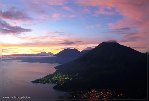 Las vistas desde los cerros de Santa Clara la Laguna quitan la respiraci&oacute;n pero mientras la carretera sea casi intransitable, el turismo no se asoma y se pierde una oportunidad de oro. (Foto: nach.biz/photos, Guate360)