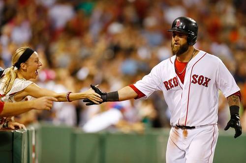 Mike Napoli saluda a las fan&aacute;ticas