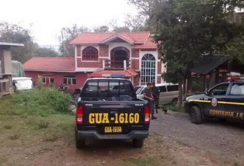 Vista de la vivienda del supuesto traficante de personas conocido como el Monge o el Finquero. La vivienda está rodeada por cuatro torres que servían de garita a los empleados de Serrano. (Foto: Archivo/Soy502) 