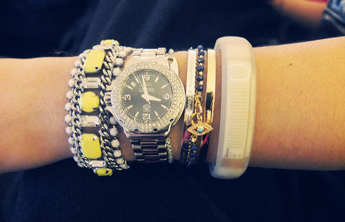 La Nike fuelband se puede mimetizar entre otros accesorios y de igual forma cumple con su prop&oacute;sito original. (Foto: Fivefivefabulous).