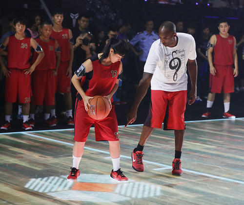 Kobe Bryant es el mentor de un joven jugador en la "House of mamba" en Shanghai. 