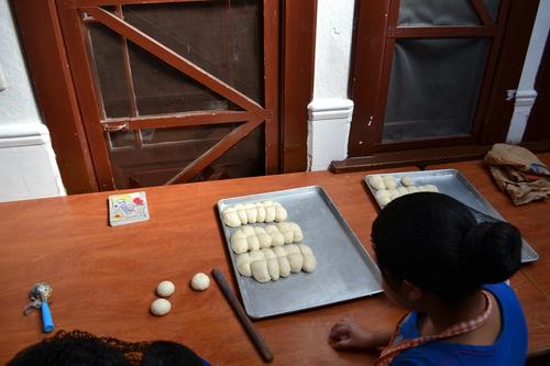 Algunas de las adolescentes aprenden a elaborar pan para tener conocimientos de algunas actividades que puedan efectuar al integrarse a la sociedad. (Foto: Refugio de la Ni&ntilde;ez)