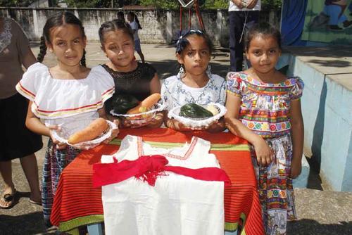 Ni&ntilde;os ind&iacute;genas de Coatepeque, Quetzaltenango, vistieron de gala este s&aacute;bado para conmemorar junto a sus padres el D&iacute;a Internacional de los Pueblos Ind&iacute;genas (Foto: Rodrigo M&eacute;ndez/Nuestro Diario)