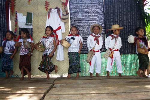 Ni&ntilde;os en Net&oacute;n, Huehuetenango, celebraron el D&iacute;a Internacional de los Pueblos Ind&iacute;genas con actos y bailes (Foto: Nuestro Diario)