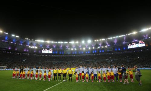 Los 20 ni&ntilde;os guatemaltecos que salieron a la cancha con los jugadores de Argentina y Bosnia y que llegaron a Brasil gracias a la promoci&oacute;n "Vive tu sue&ntilde;o" de la marca McDonalds. (Foto: AFP)