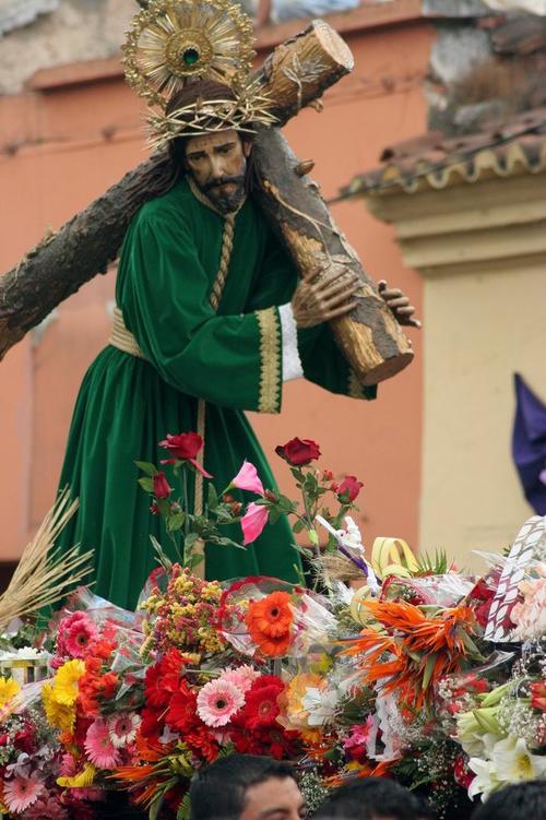 La procesi&oacute;n de "La Rese&ntilde;a" es una de las m&aacute;s solemnes del Centro Hist&oacute;rico. La imagen del Nazareno es una joya de talla colonial. (Foto: Ra&uacute;l Illescas).