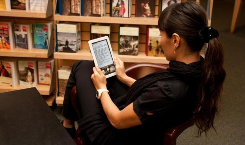 El lector de libros Nook, de B&N tambi&eacute;n ha sufrido p&eacute;rdidas ante la popularidad del Kindle de Amazon (Foto: Archivo)