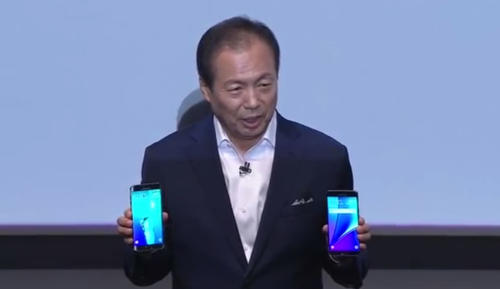 Jk Shin, presidente de la firma, asegur&oacute; tener un smartphone ideal para todos los gustos.  (Foto: CNN) 